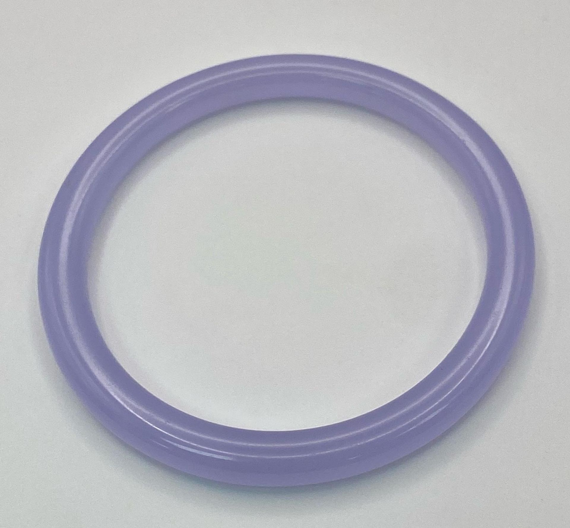 A Lilac Jade Coloured Thin Bangle. 6cm inner diameter. 8mm width. - Bild 3 aus 3