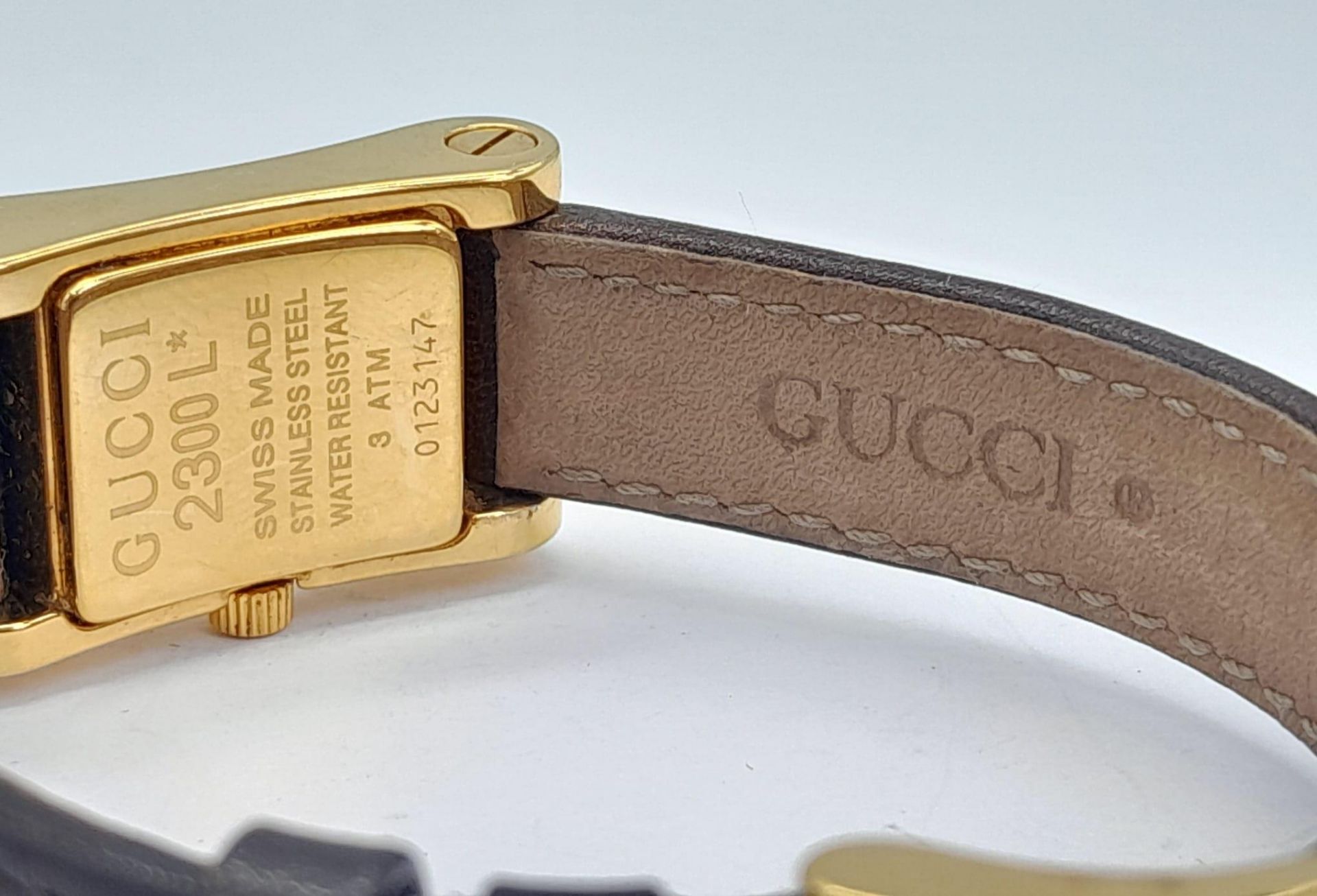 A Gucci 2300L Quartz Ladies Watch. Brown leather strap. Gilded case - 17mm. White dial. In need of a - Bild 3 aus 4