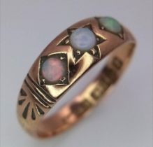 A Vintage 9K Yellow Gold Three Opal Gemstone Ring. Beautiful colour-play. Size M. 1.9g weight.