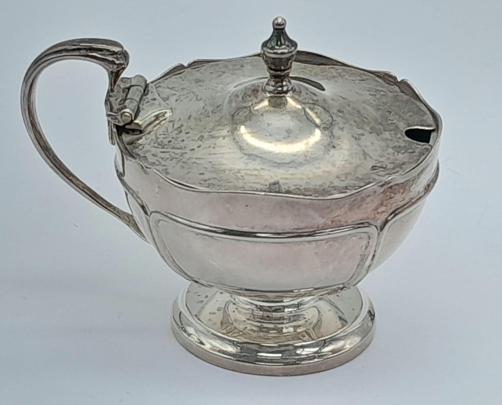 A SILVER FOOTED SALT HALLMARKED BIRMINGHAM 1913 WITH BLUE GLASS LINER BUT MISSING THE SPOON . SILVER - Image 2 of 7