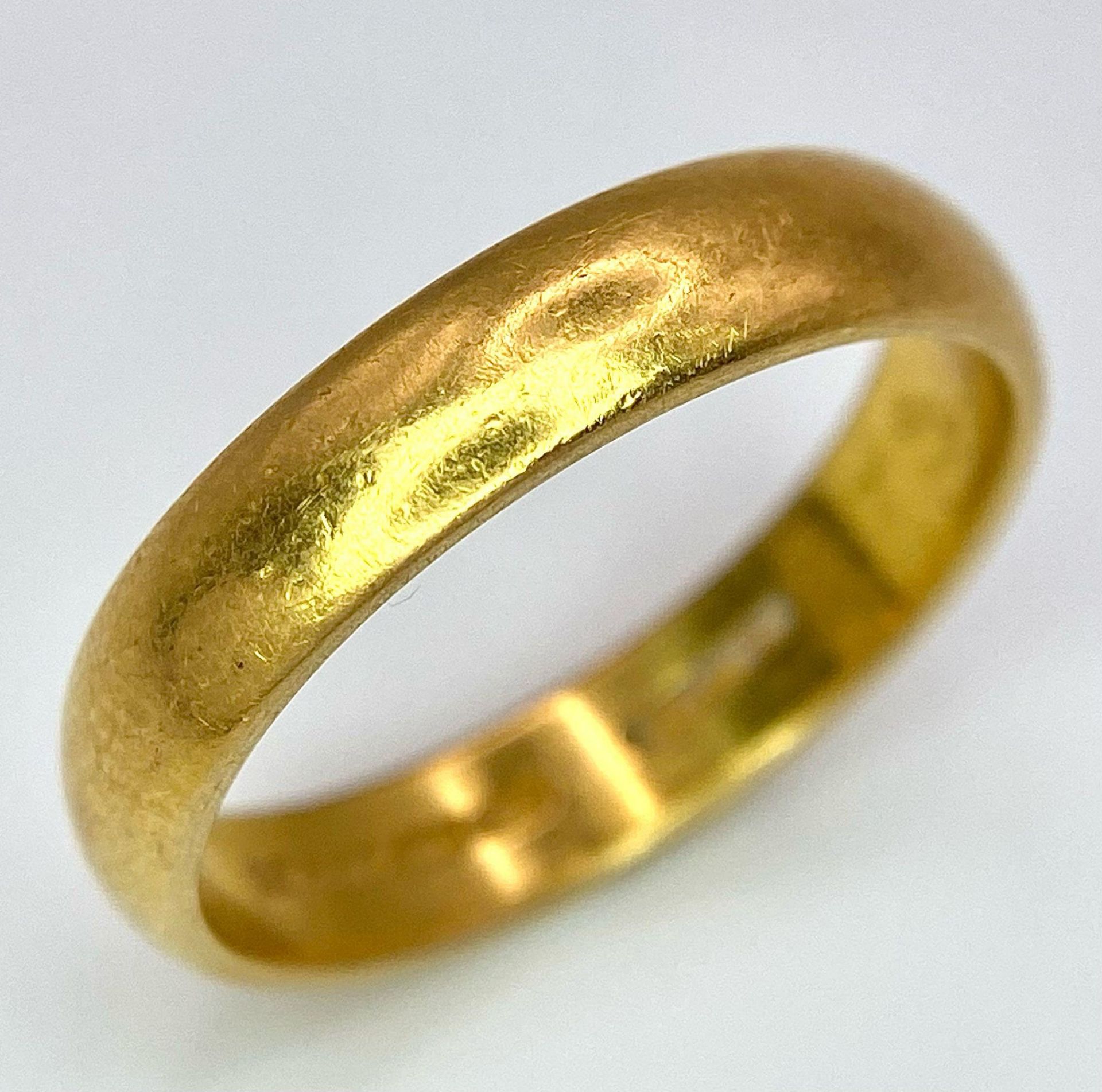 A Vintage 22K Yellow Gold Band Ring. 4mm width. Size O. 5.32g weight. Full UK hallmarks. - Image 2 of 5