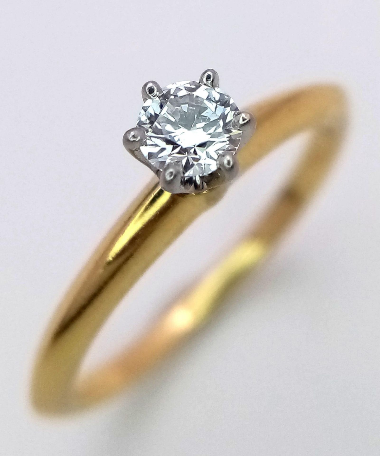 A Tiffany and Co. 18K Yellow Gold Diamond Solitaire Ring. This VVS2 0.19ct brilliant round cut - Bild 2 aus 9