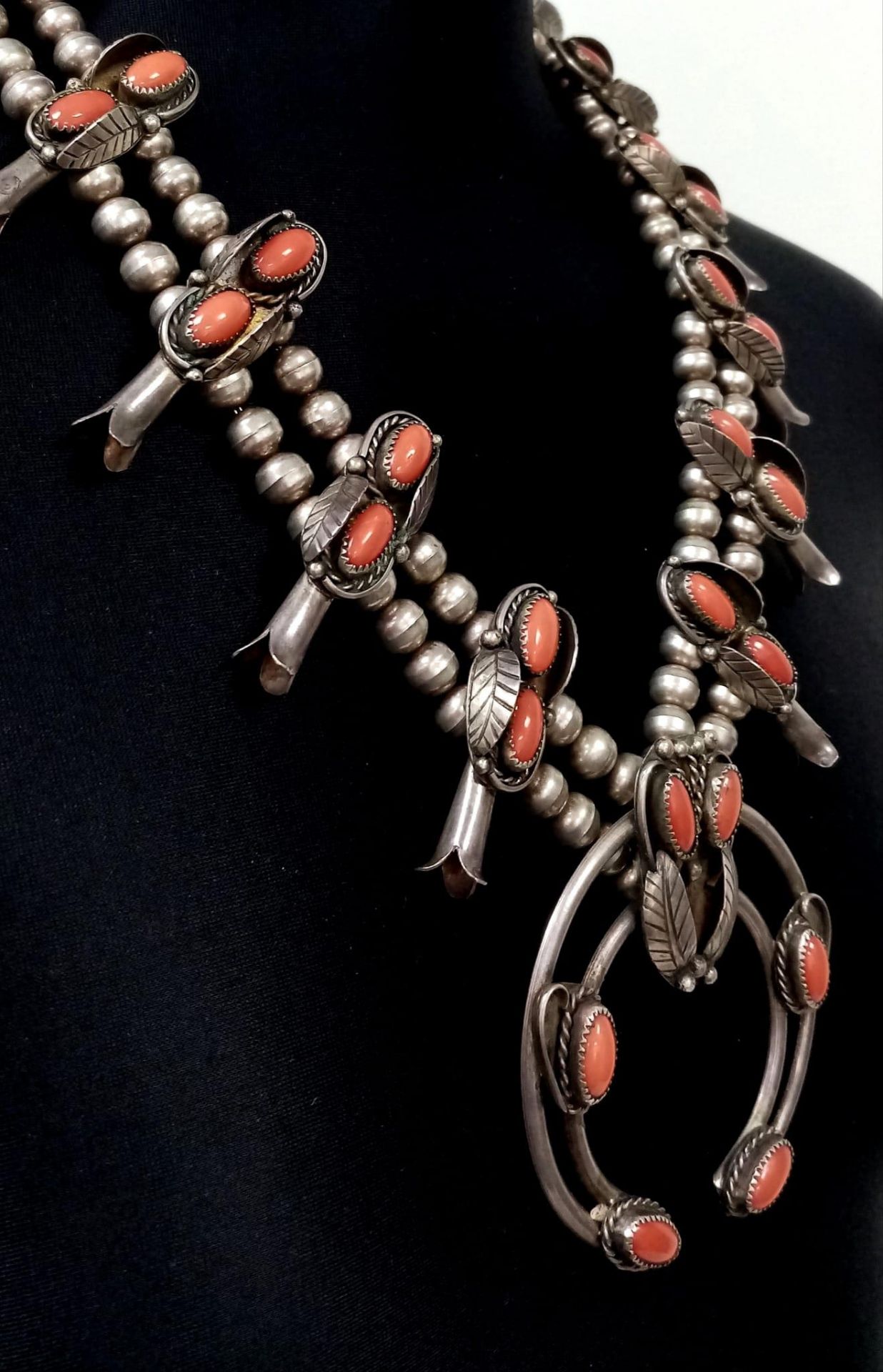 A Vintage High-Grade Silver (tested) Native American Navajo Indian Tribal Necklace. Silver baubles - Image 3 of 5