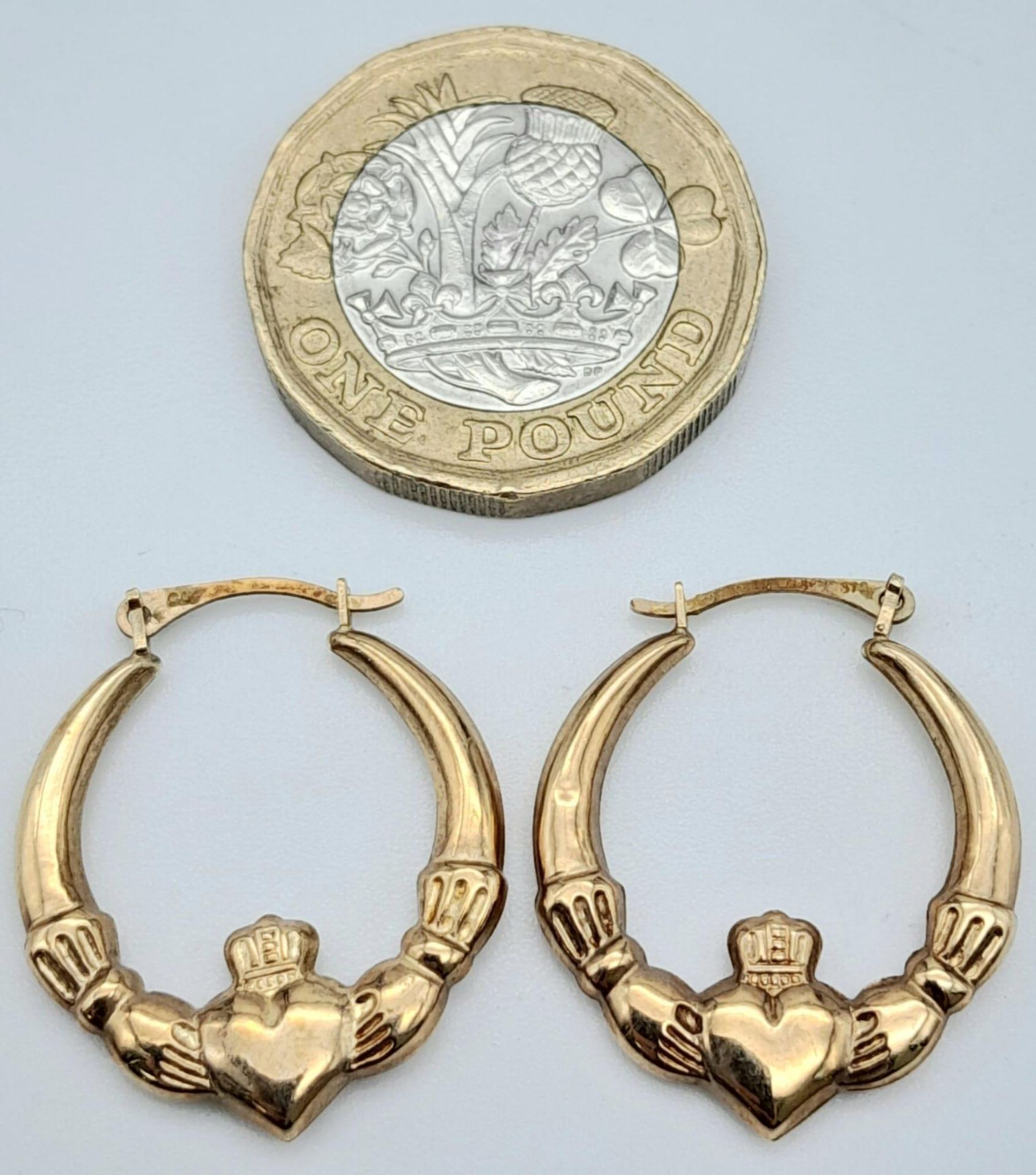 A 9K YELLOW GOLD CLADDAGH CREOLE HOOP EARRINGS 1G 2.4CM X 2CM A/S 2009 - Image 3 of 4