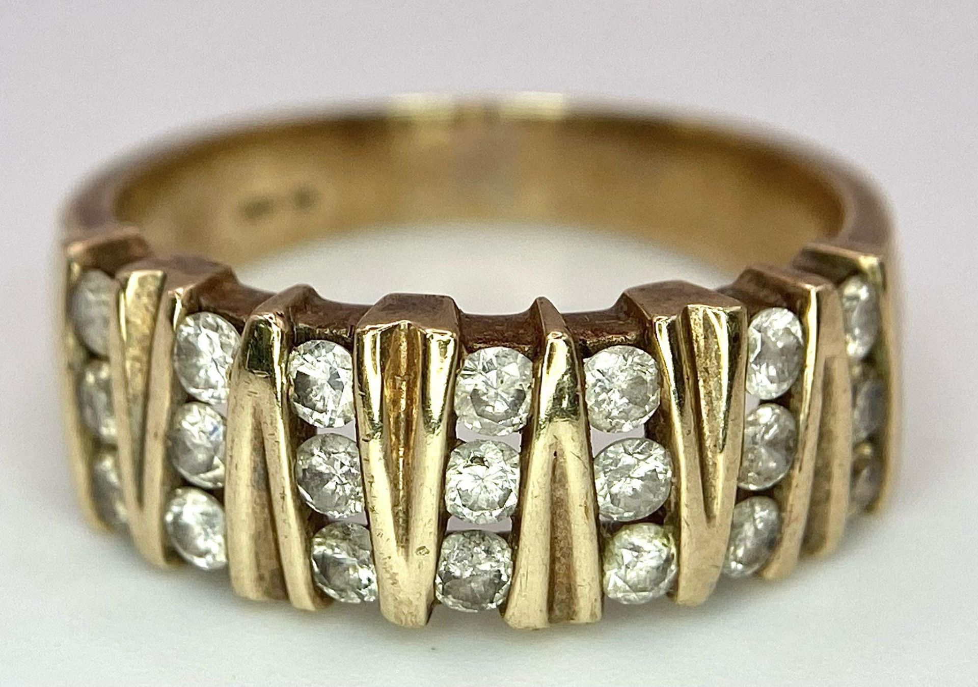 A Vintage 9K Yellow Gold 21 Diamond Ring. 1ctw of brilliant round cut diamonds. Size T. 5.9g total - Image 4 of 7