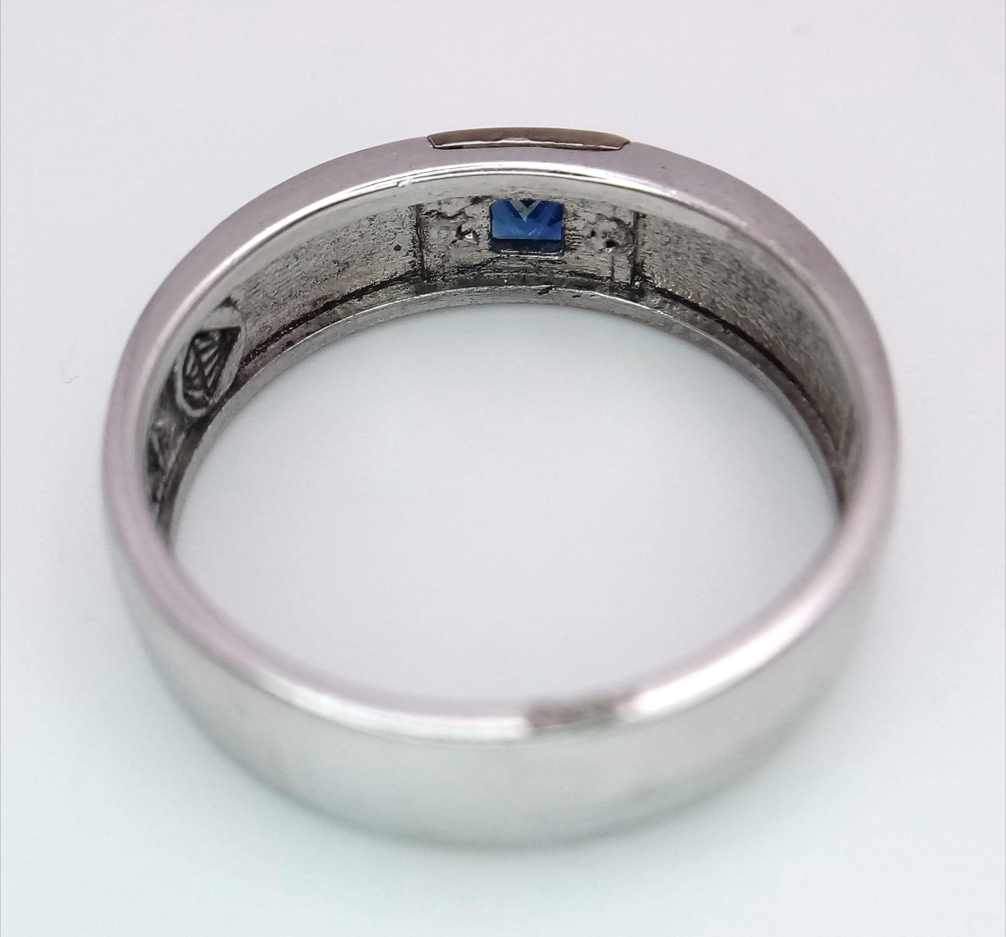 A 925 Silver Blue Stone Gents Ring. Size U. - Image 6 of 9