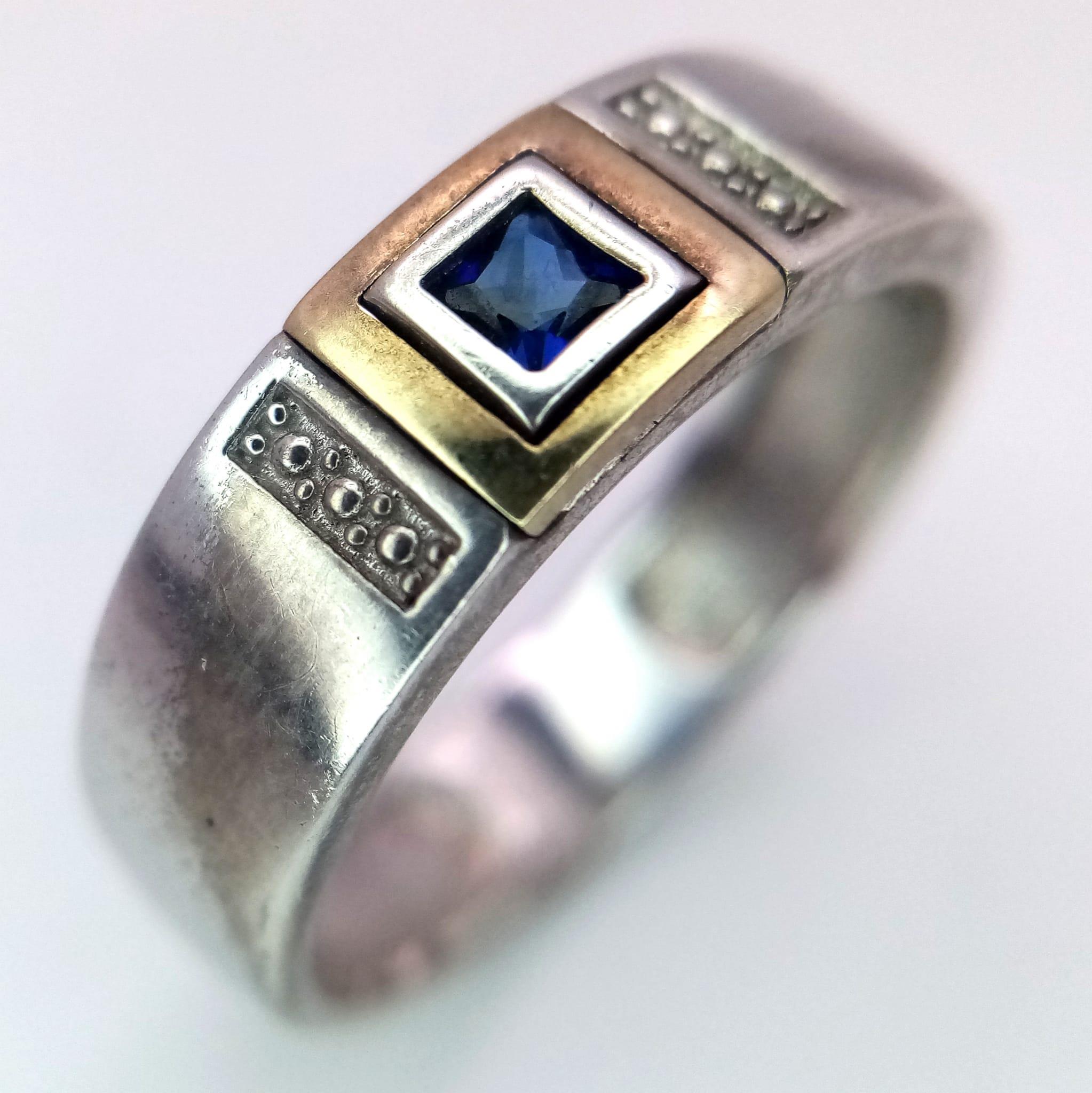 A 925 Silver Blue Stone Gents Ring. Size U. - Image 3 of 9