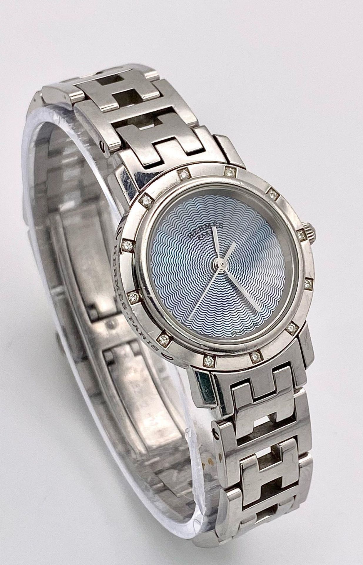 A "HERMES" STAINLESS STEEL LADIES QUARTZ WATCH WITH DIAMOND OUTER BEZEL. 24mm