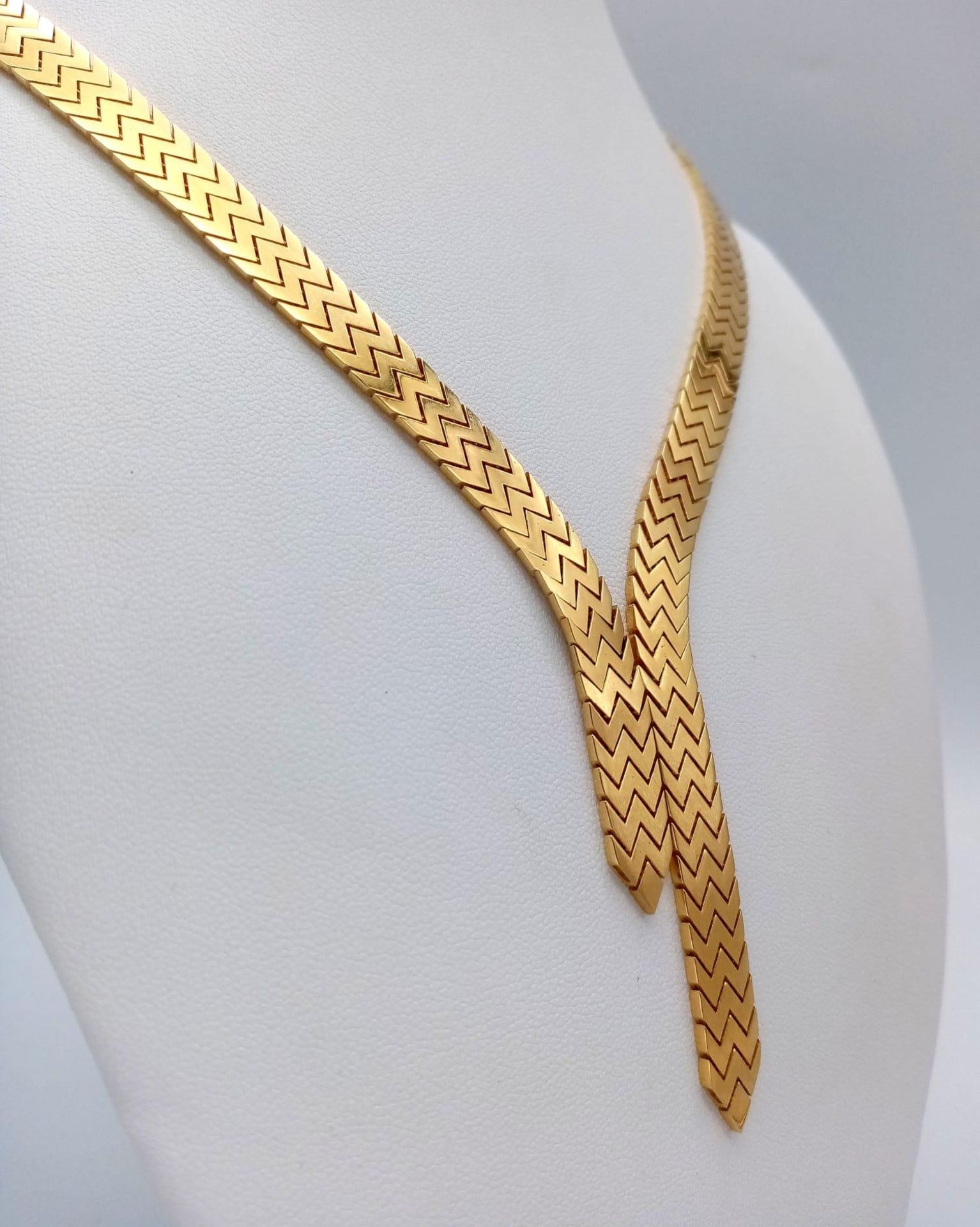 An Elegant 18K Gold Flat Scale Link Necklace with Twin Tassel Extenders. 48cm length. 35.25g weight. - Image 2 of 6