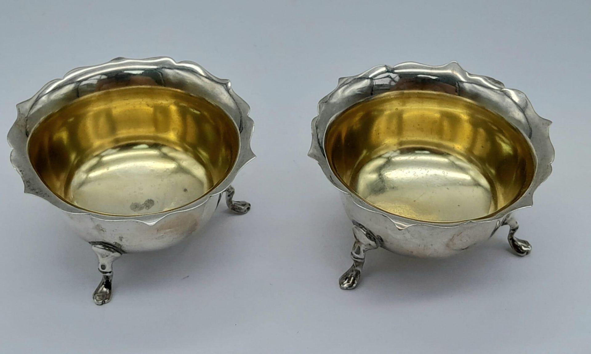 A PAIR OF FOOTED SILVER SALTS WITH GILDED INTERIOR DATED 1919 BIRMINGHAM . 46.2gms 6cms DIAMETER - Image 2 of 3