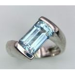 An 18K White Gold Aquamarine Twist Ring. Size L. 6g total weight.