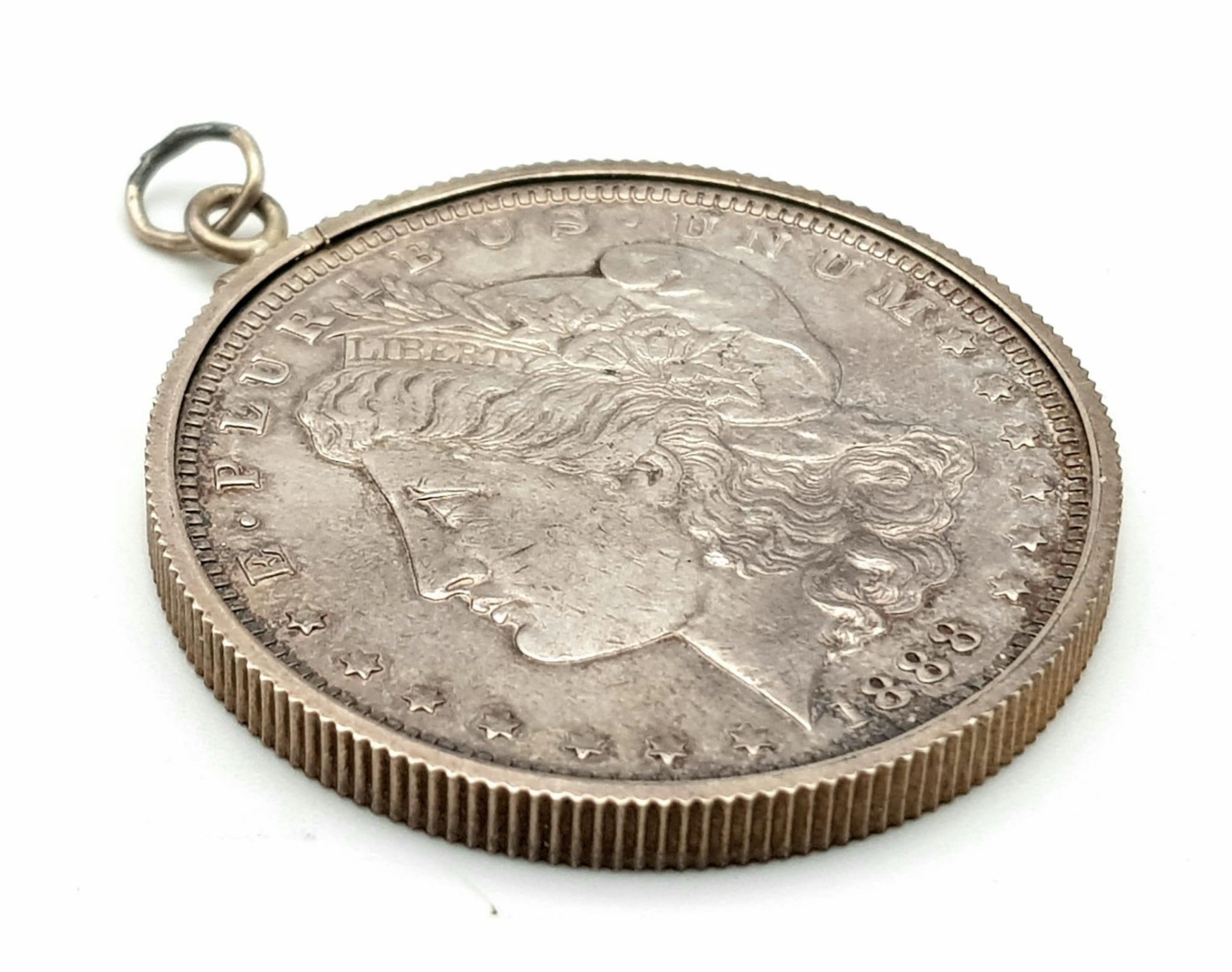 AN 1888 SILVER DOLLAR FROM THE U.S.A. IN PENDANT SETTING . 30gms - Bild 2 aus 3