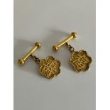 Pair of 18 carat YELLOW GOLD CUFFLINKS. Attractive shape with chain links and T - Bar ends. Having
