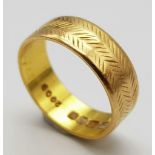 A 22K BAND RING WITH CHEVRON PATTERN . 4.8gms