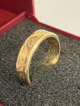 9 carat GOLD BAND RING With beautiful Chased Pattern. Full UK hallmark. Complete with ring box. 3.