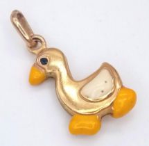 A 9K YELLOW GOLD ENAMELLED DUCK CHARM. TTOAL WEIGHT 0.9G