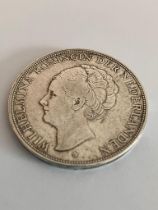 1929 DUTCH SILVER 2.5 GUILDER COIN in very fine condition. A little dirty,could use a clean.