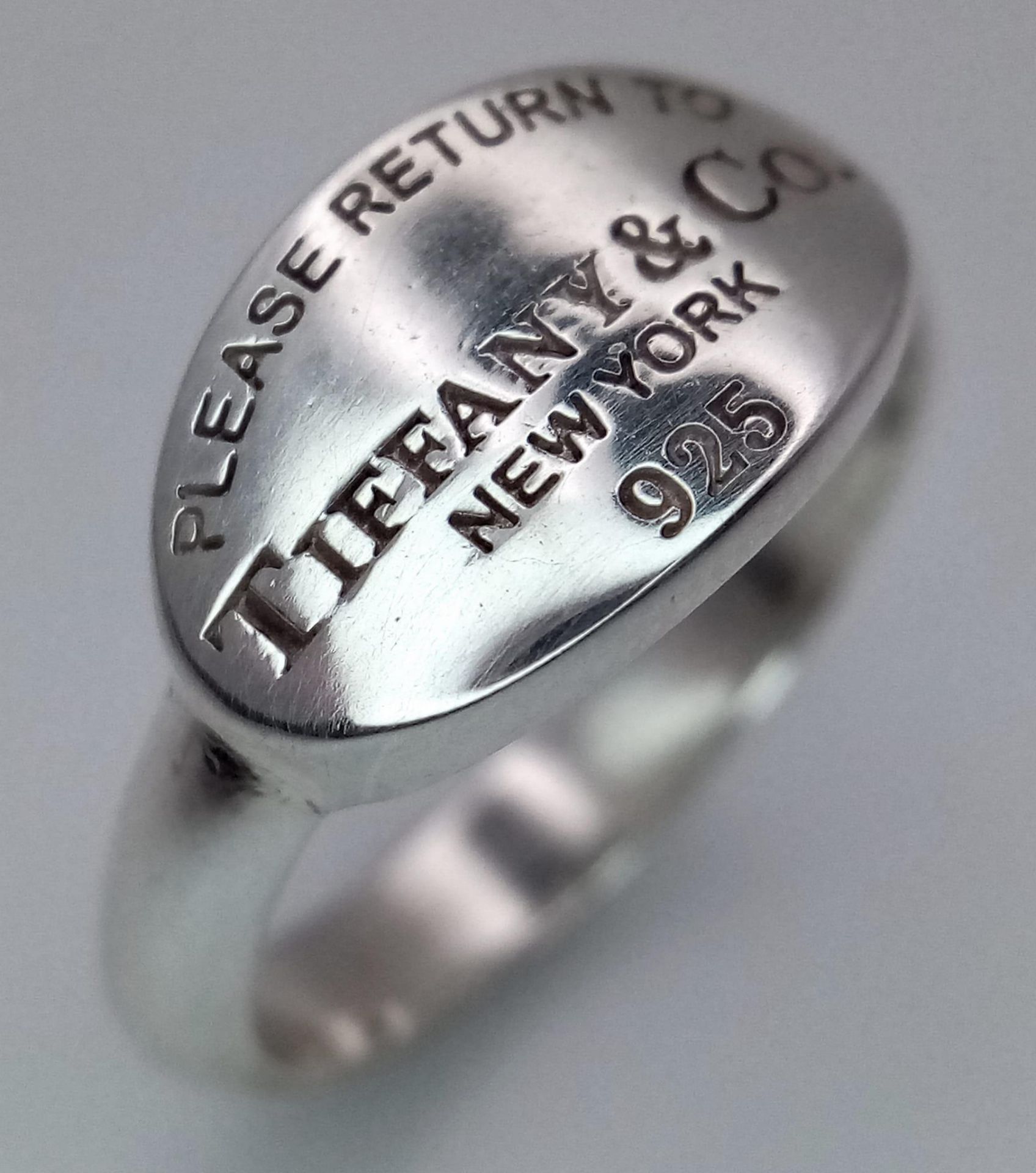 A Please Return to Tiffany & Co. Silver Signet Ring. Comes with a Tiffany pouch. Size O. Ref: 016081 - Bild 2 aus 4
