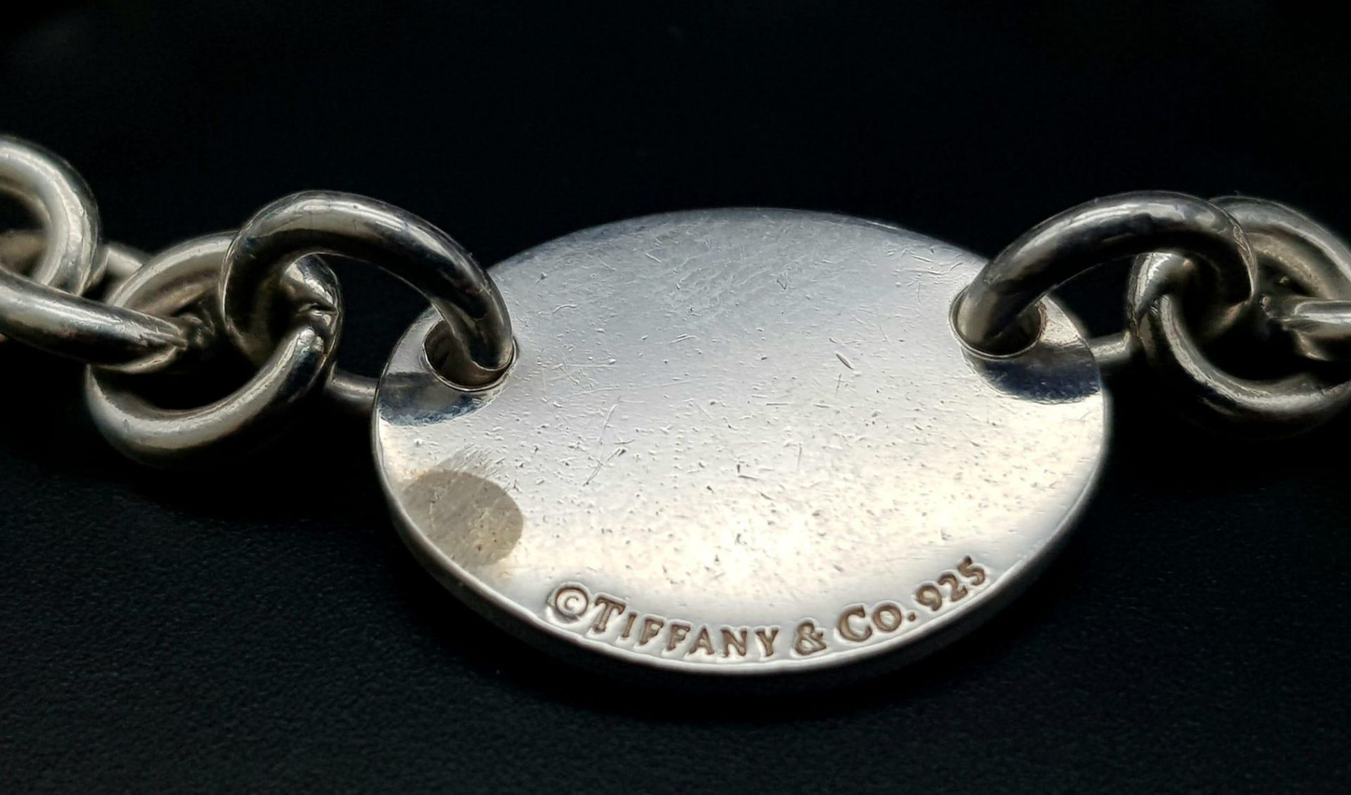 A Tiffany and Co. Sterling Silver Bracelet. 17cm length. Comes with a Tiffany pouch. Ref: 016080 - Bild 3 aus 4
