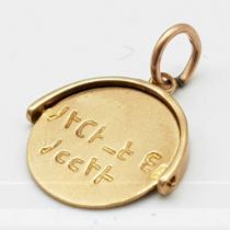 A 9K YELLOW GOLD HAPPY BIRTHDAY SPINNER CHARM. TOTAL WEIGHT 1G