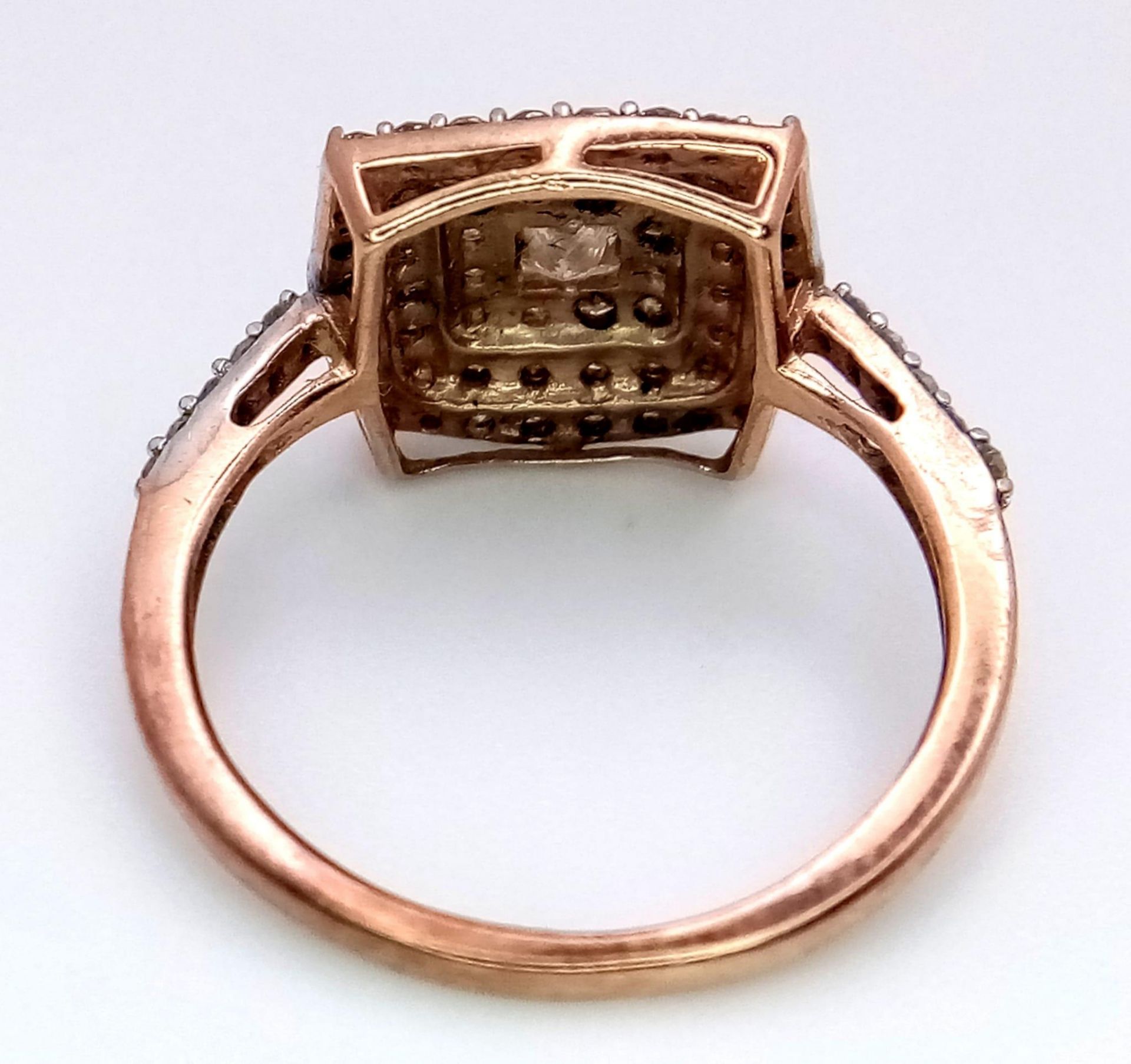 A FANCY 9K ROSE GOLD 0.60CT DIAMOND CLUSTER RING. TOTAL WEIGHT 2.1G. SIZE L 1/2 - Image 3 of 4