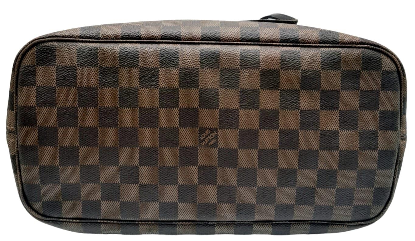 A Louis Vuitton Damier Ebene 'Neverfull' Bag. Leather exterior with gold-toned hardware, two thin - Image 3 of 10