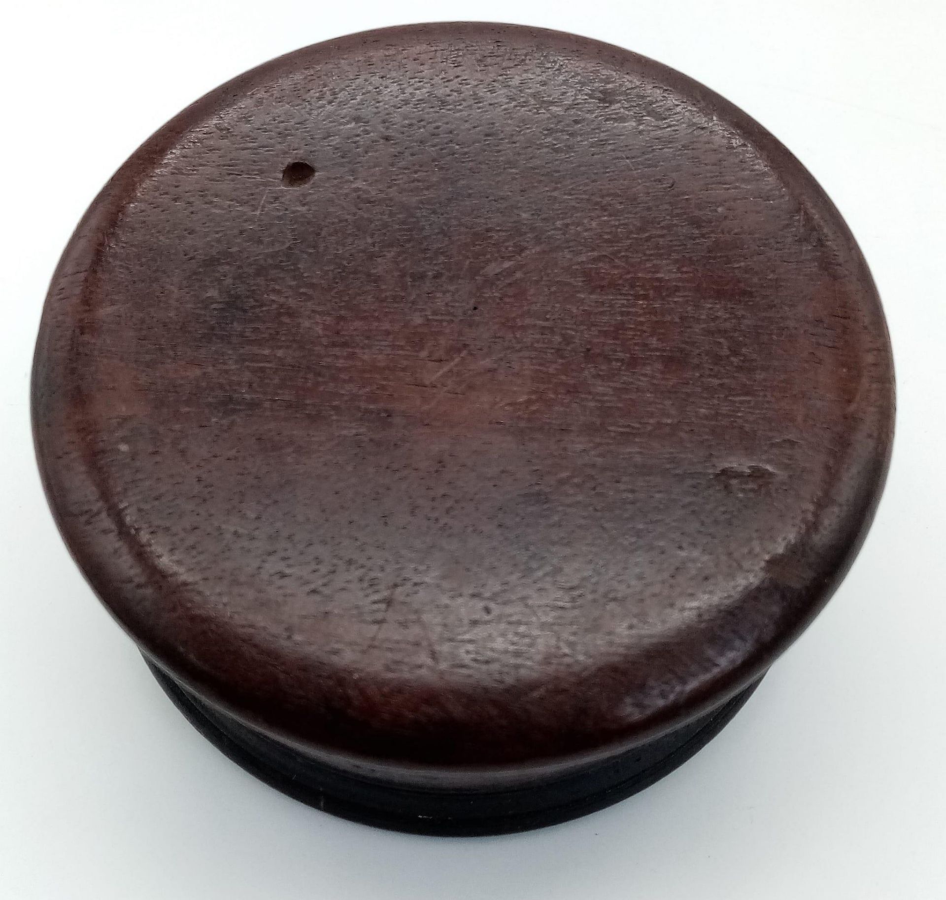 A HAND CARVED GEORGIAN TRINKET BOX DATED 1797 AND WITH THE PROFILE OF GEORGE III ON THE TOP . - Bild 3 aus 4