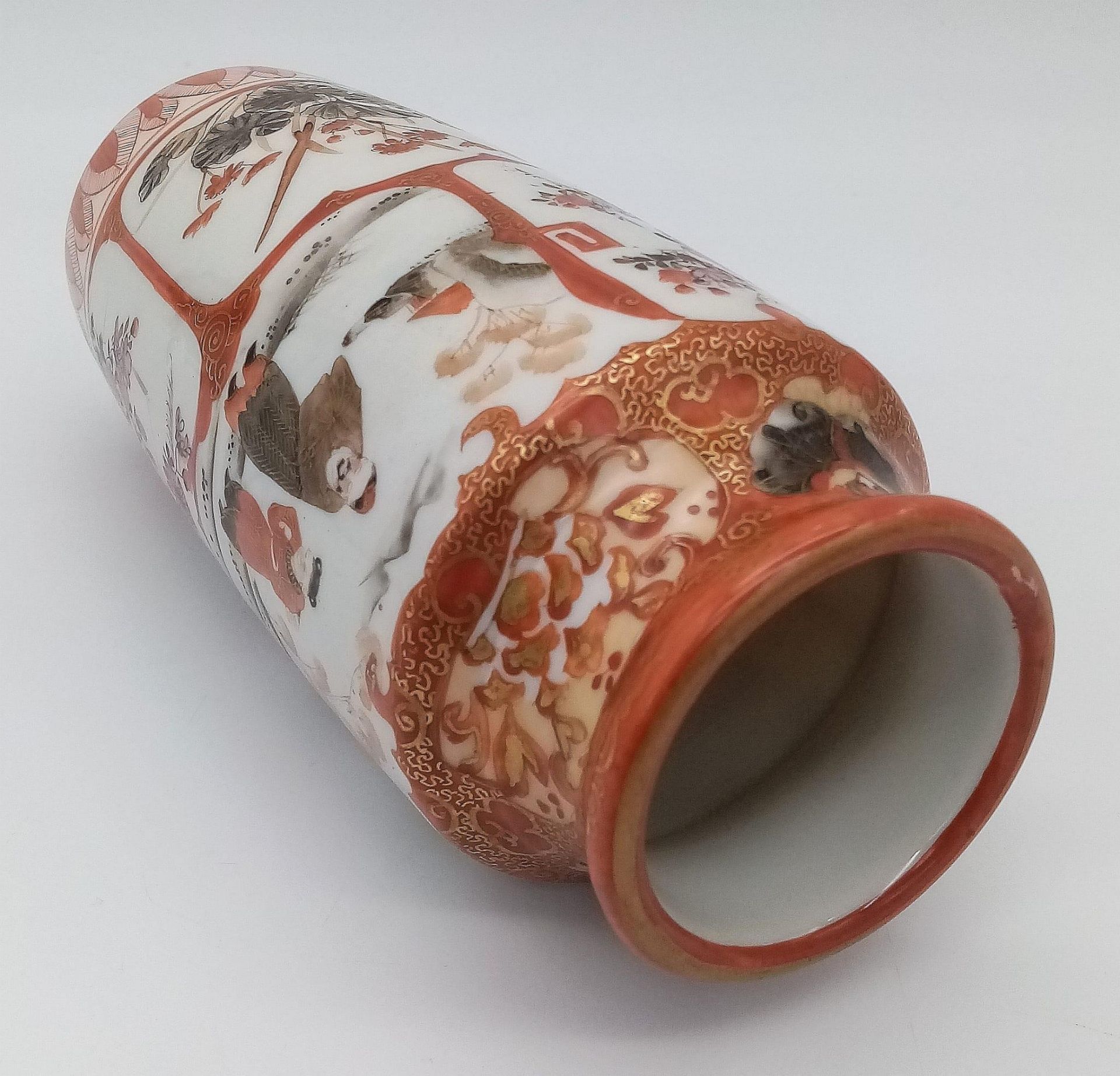 A SMALL SATSUMA VASE WITH ORIENTAL THEMED PATTERNS . 17cms TALL - Image 4 of 6