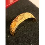 Vintage 18 carat YELLOW GOLD BAND RING with beautiful chased decoration. Full UK hallmark.