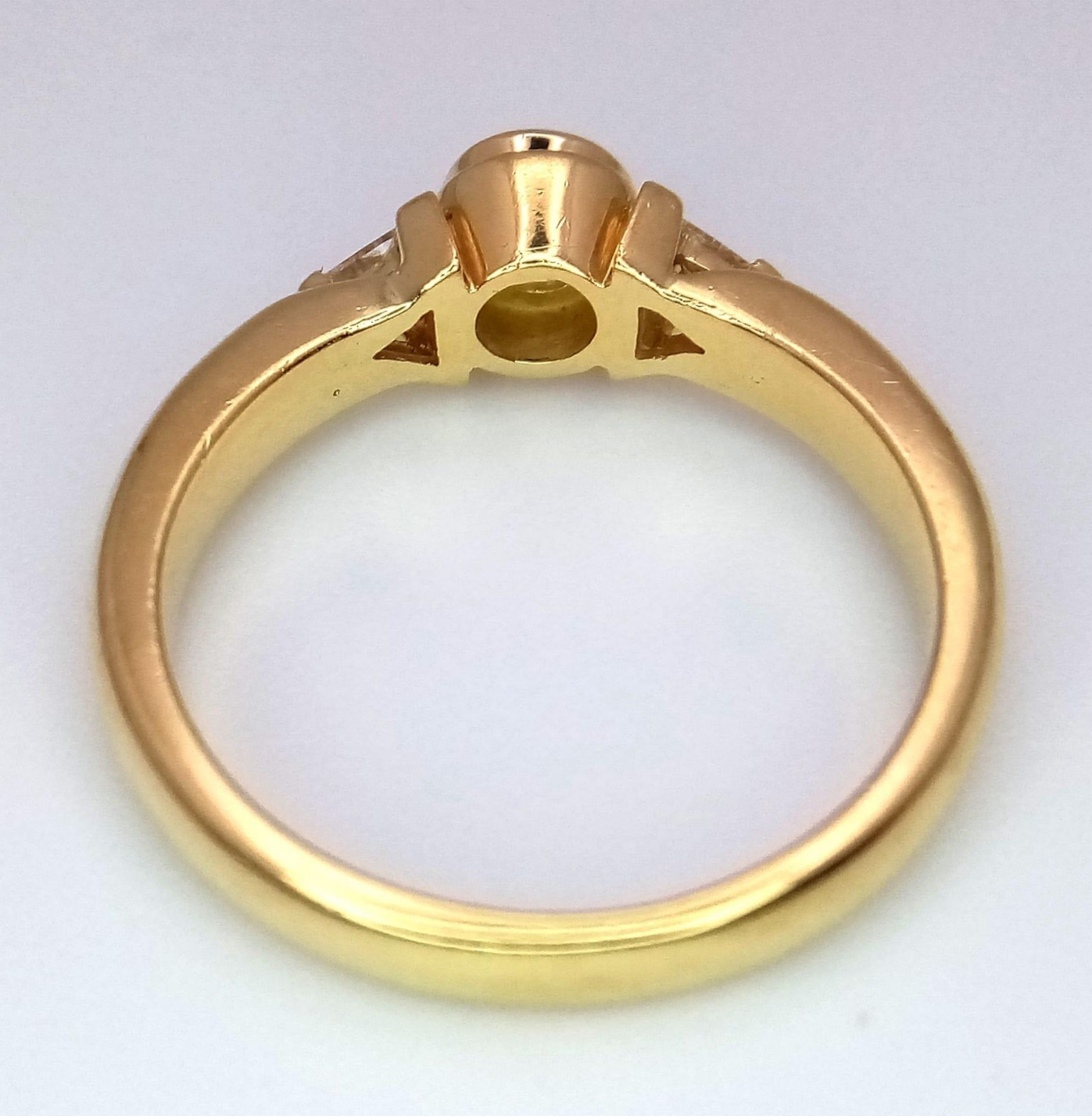 An 18K Yellow Gold Diamond Ring. Central round cut diamond with trillion cut diamond accents. Size - Bild 5 aus 6