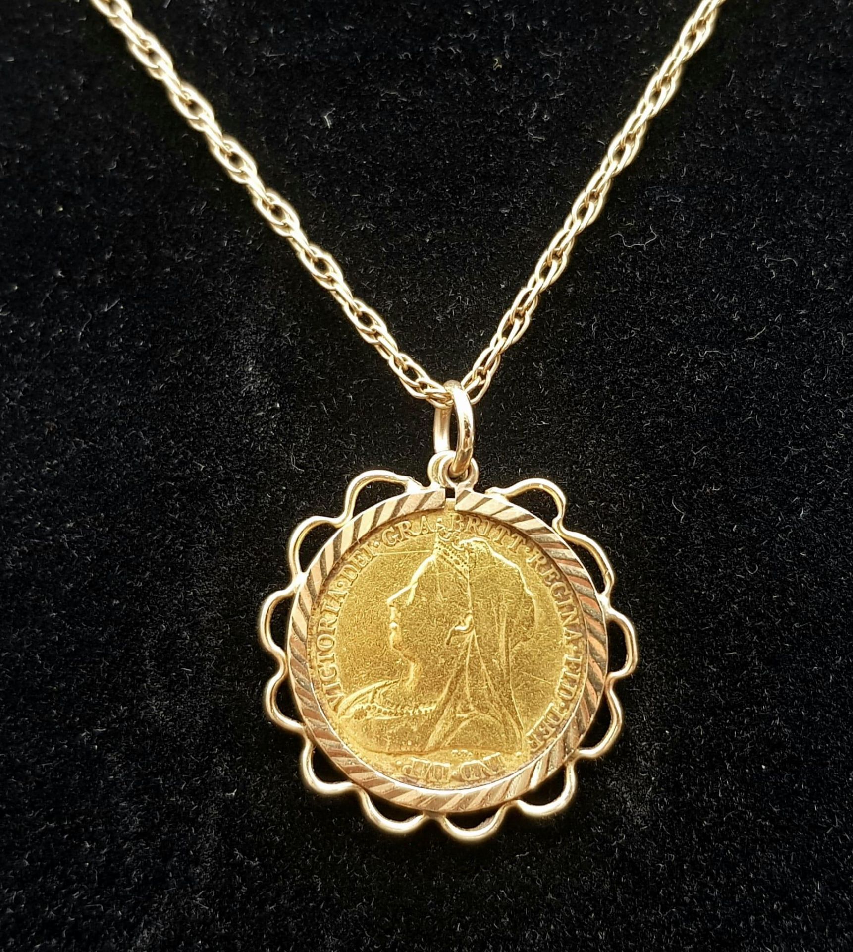 A 1900 22k Gold Queen Victoria Half Sovereign set in a 9K Gold Casing on a 9K Yellow Gold Chain - - Image 4 of 6