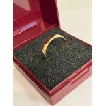 9 carat GOLD BAND RING. Complete with ring box. 1.70 grams. Size L 1/2 - M.