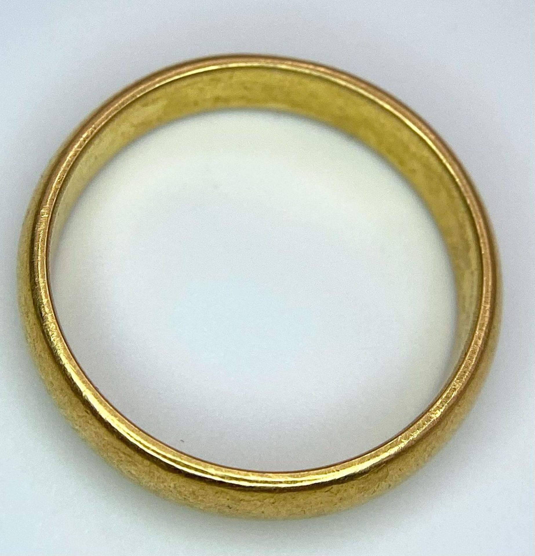 A Vintage 22K Yellow Gold Band Ring. 4mm width. Size O. 5.32g weight. Full UK hallmarks. - Image 4 of 5