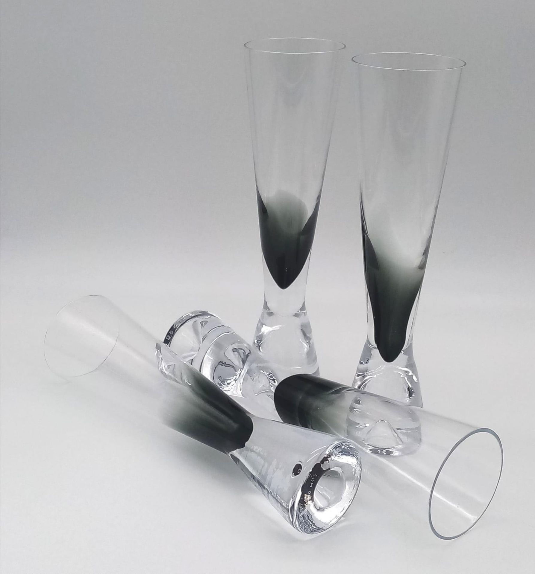 A set of four stylish Tom Dixon tank champagne glasses. In lovely condition. 22.5cm tall. - Bild 2 aus 6