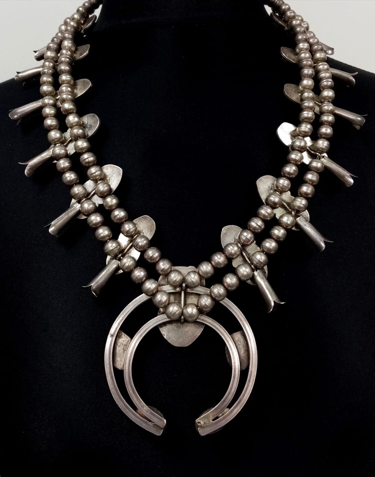 A Vintage High-Grade Silver (tested) Native American Navajo Indian Tribal Necklace. Silver baubles - Image 4 of 5