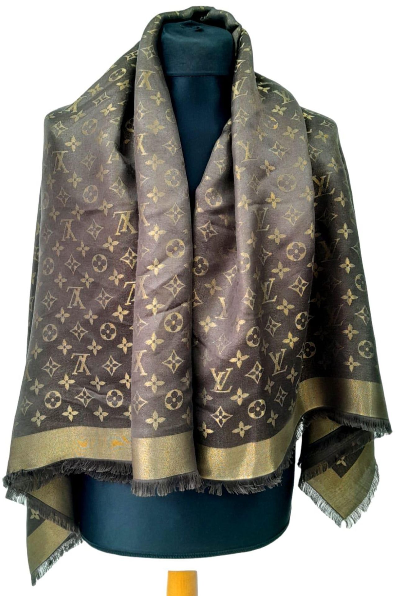A Louis Vuitton Châle Monogram Shine Silk Scarf. Comes with purchase receipt. Approximately 140cm - Image 2 of 6