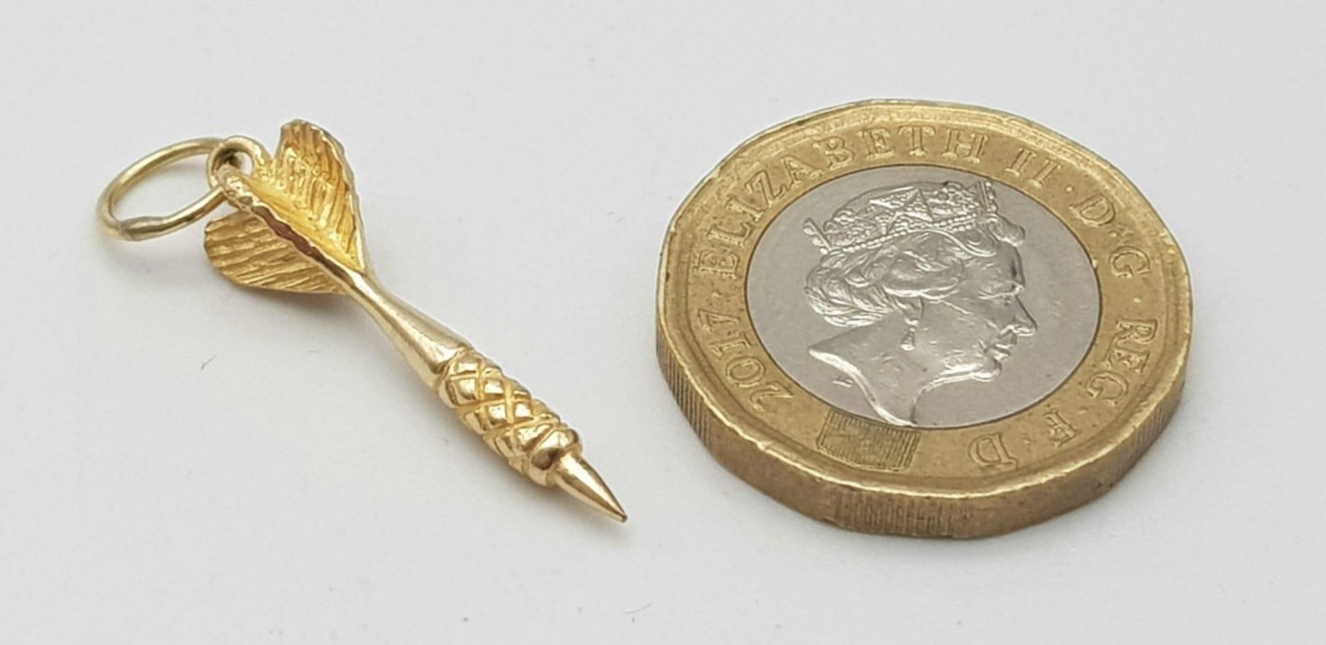 A 9K yellow gold dart pendant 1.5g, approx 3cm drop ref: SH1367I - Bild 4 aus 5