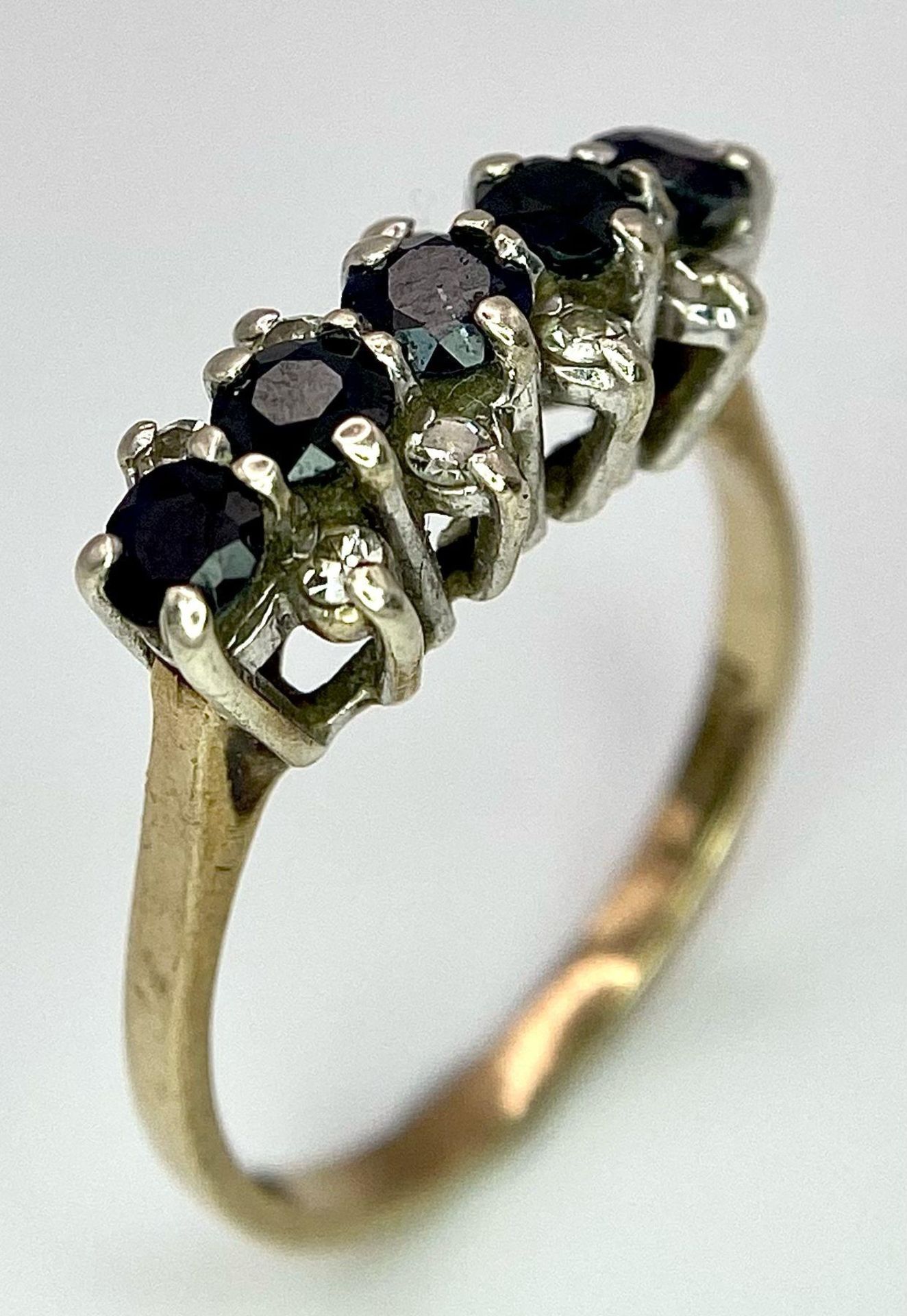 A Classic Vintage Sapphire and Diamond Ring. Five sapphires between four two rows of diamonds. - Bild 2 aus 7
