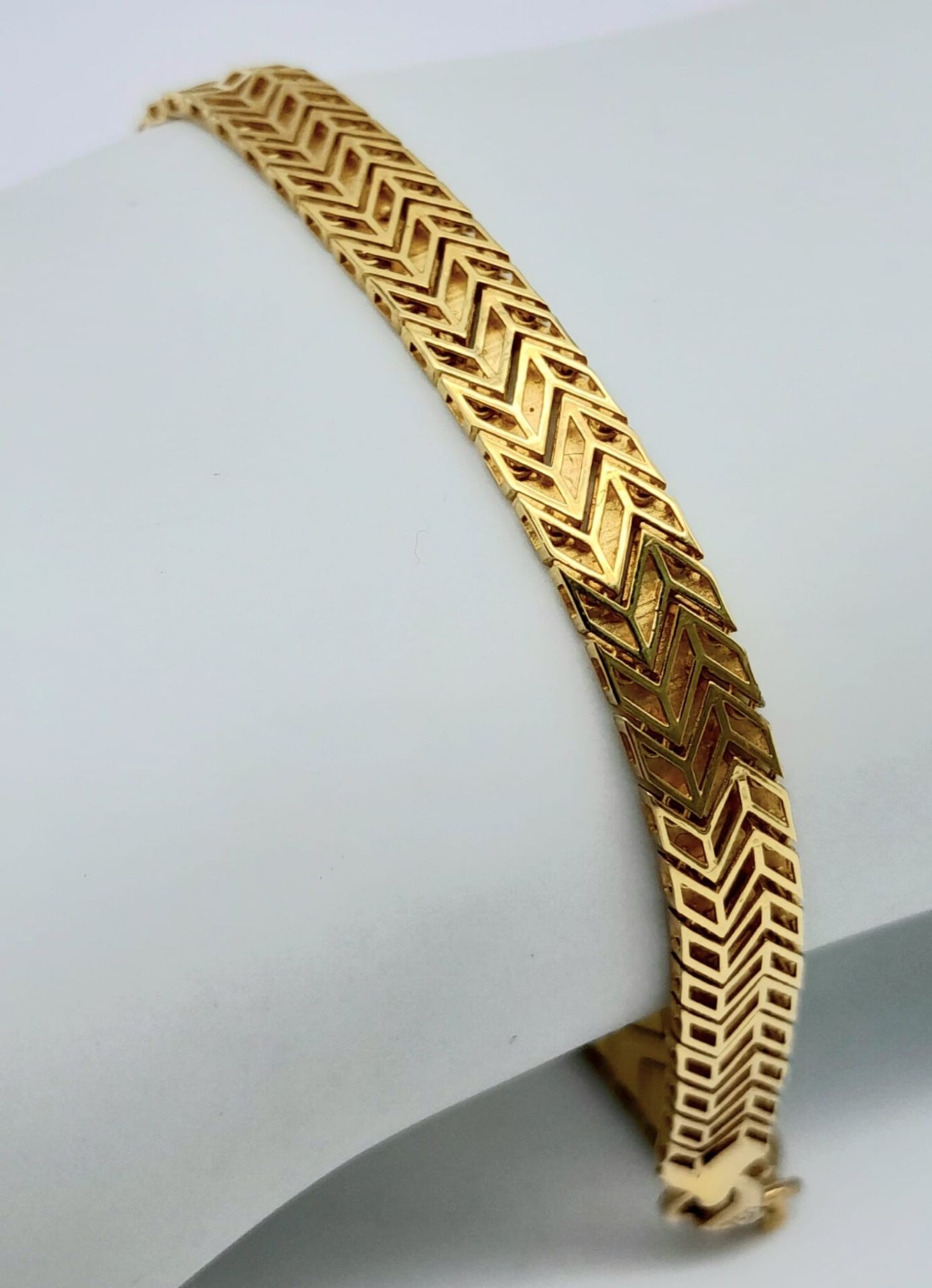 An 18K Yellow Gold Flat Scale Link Bracelet. 18cm length. 8.2g weight. - Image 2 of 4