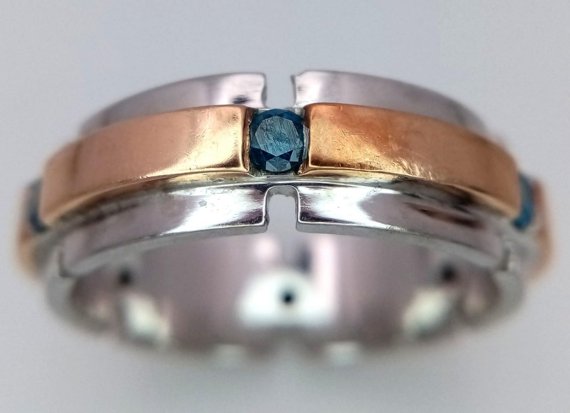 An 18K White and Rose Gold Gents Band Ring - With an eternal setting of six blue topaz stones. - Image 2 of 4