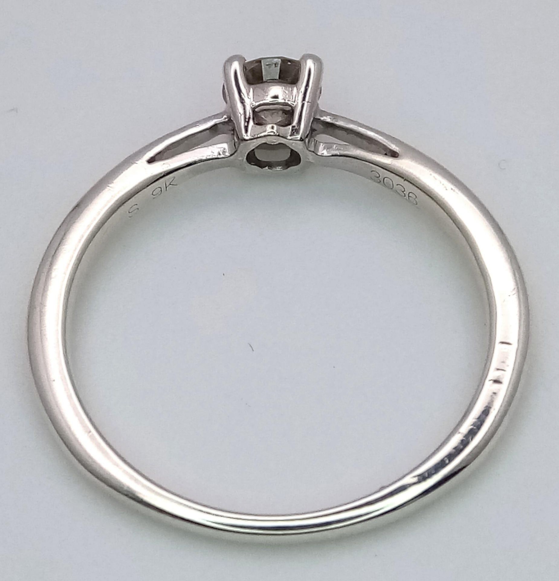 A 9K WHITE GOLD 0.30CT DIAMOND SOLITAIRE RING. TOTAL WEIGHT 2G. SIZE M - Bild 3 aus 4