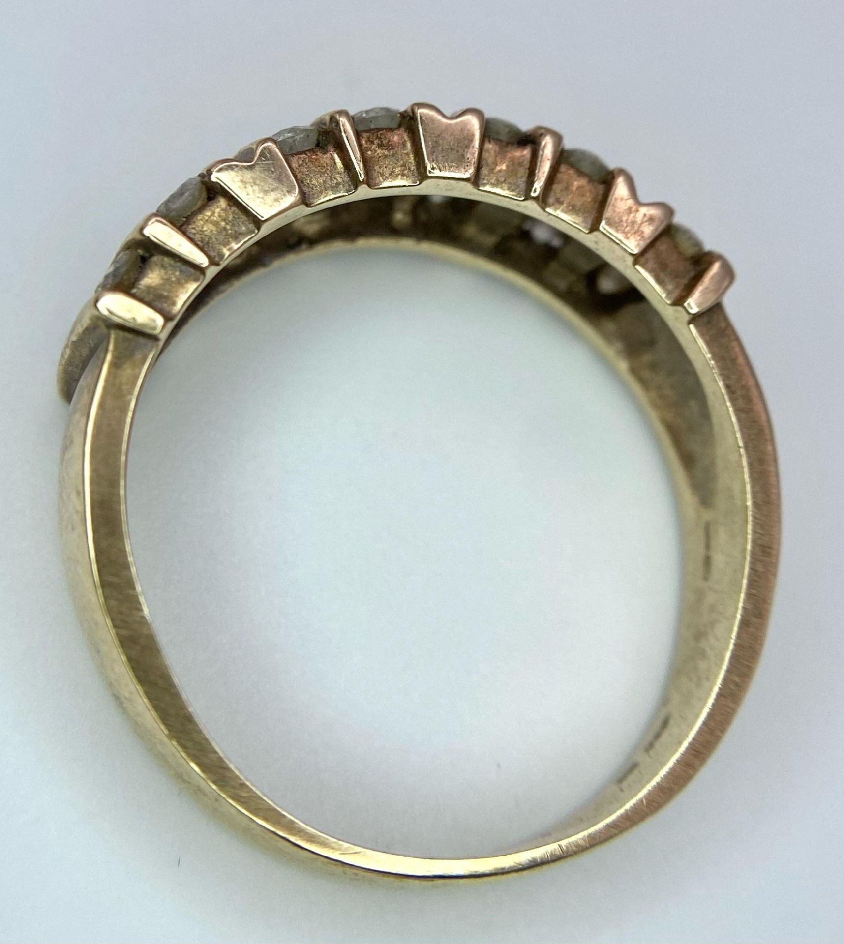 A Vintage 9K Yellow Gold 21 Diamond Ring. 1ctw of brilliant round cut diamonds. Size T. 5.9g total - Image 5 of 7