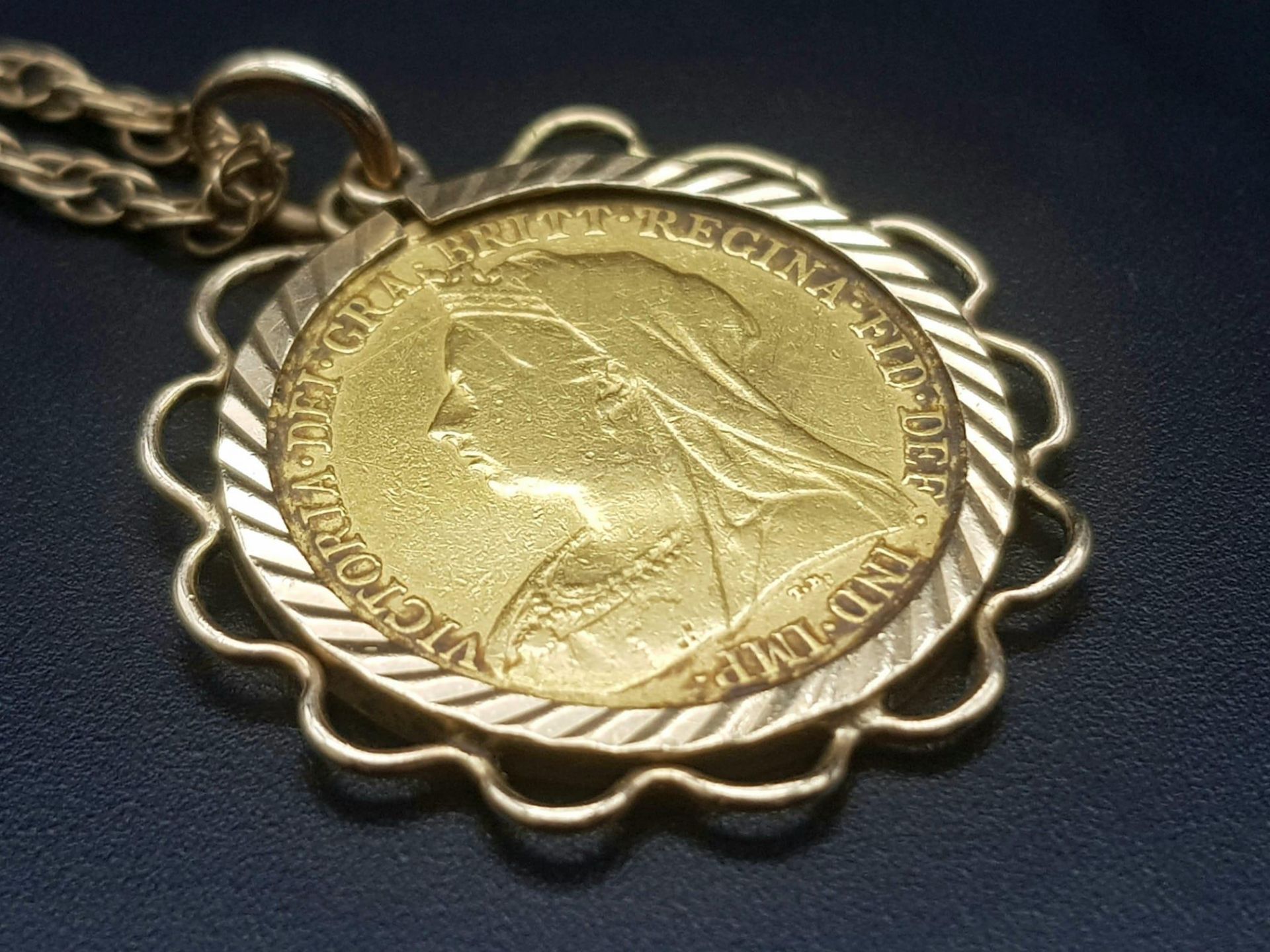 A 1900 22k Gold Queen Victoria Half Sovereign set in a 9K Gold Casing on a 9K Yellow Gold Chain - - Image 5 of 6