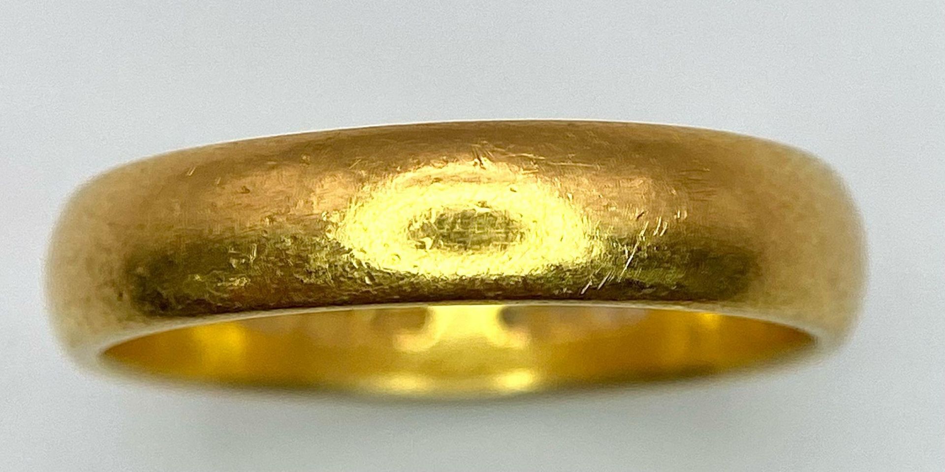 A Vintage 22K Yellow Gold Band Ring. 4mm width. Size O. 5.32g weight. Full UK hallmarks. - Image 3 of 5