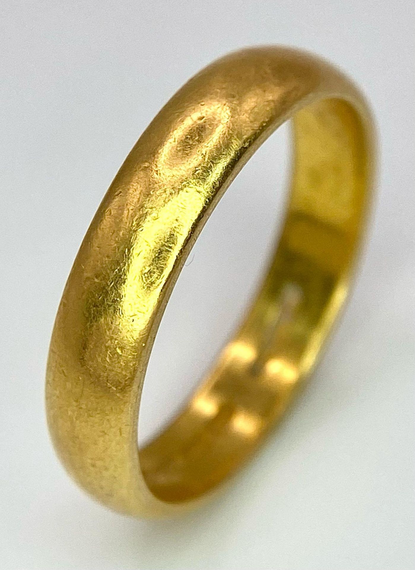 A Vintage 22K Yellow Gold Band Ring. 4mm width. Size O. 5.32g weight. Full UK hallmarks.