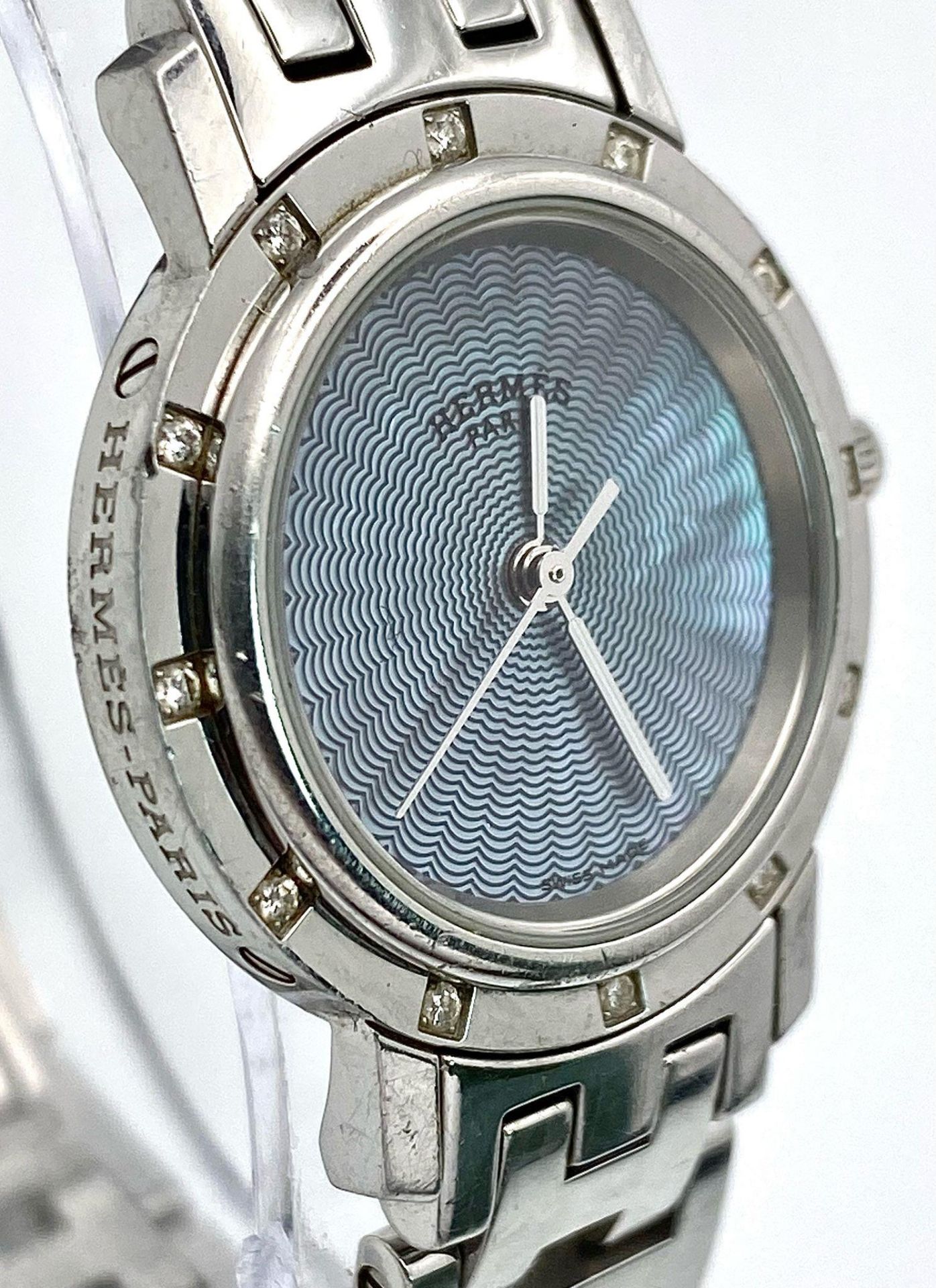 A "HERMES" STAINLESS STEEL LADIES QUARTZ WATCH WITH DIAMOND OUTER BEZEL. 24mm - Image 4 of 8
