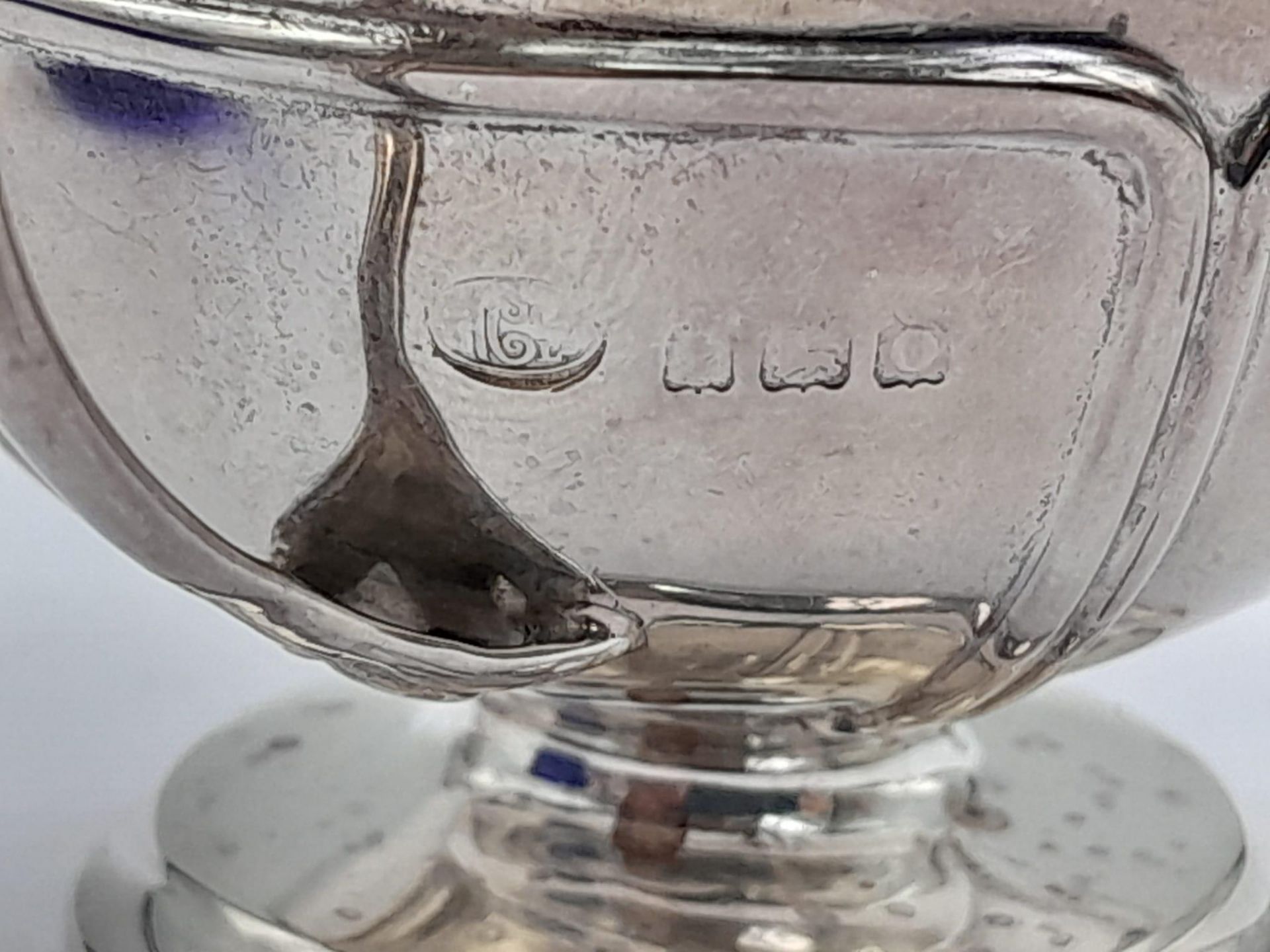 A SILVER FOOTED SALT HALLMARKED BIRMINGHAM 1913 WITH BLUE GLASS LINER BUT MISSING THE SPOON . SILVER - Image 5 of 7