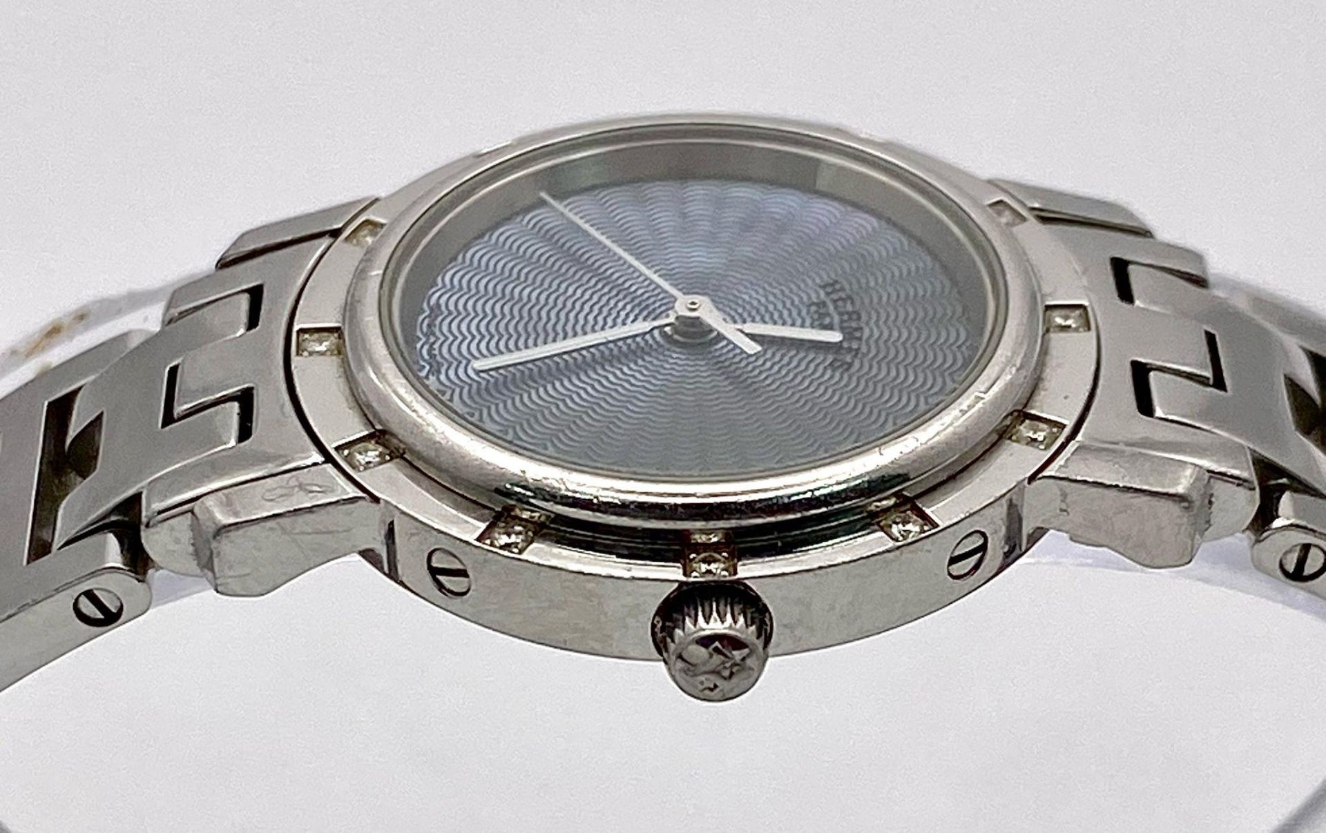 A "HERMES" STAINLESS STEEL LADIES QUARTZ WATCH WITH DIAMOND OUTER BEZEL. 24mm - Image 5 of 8