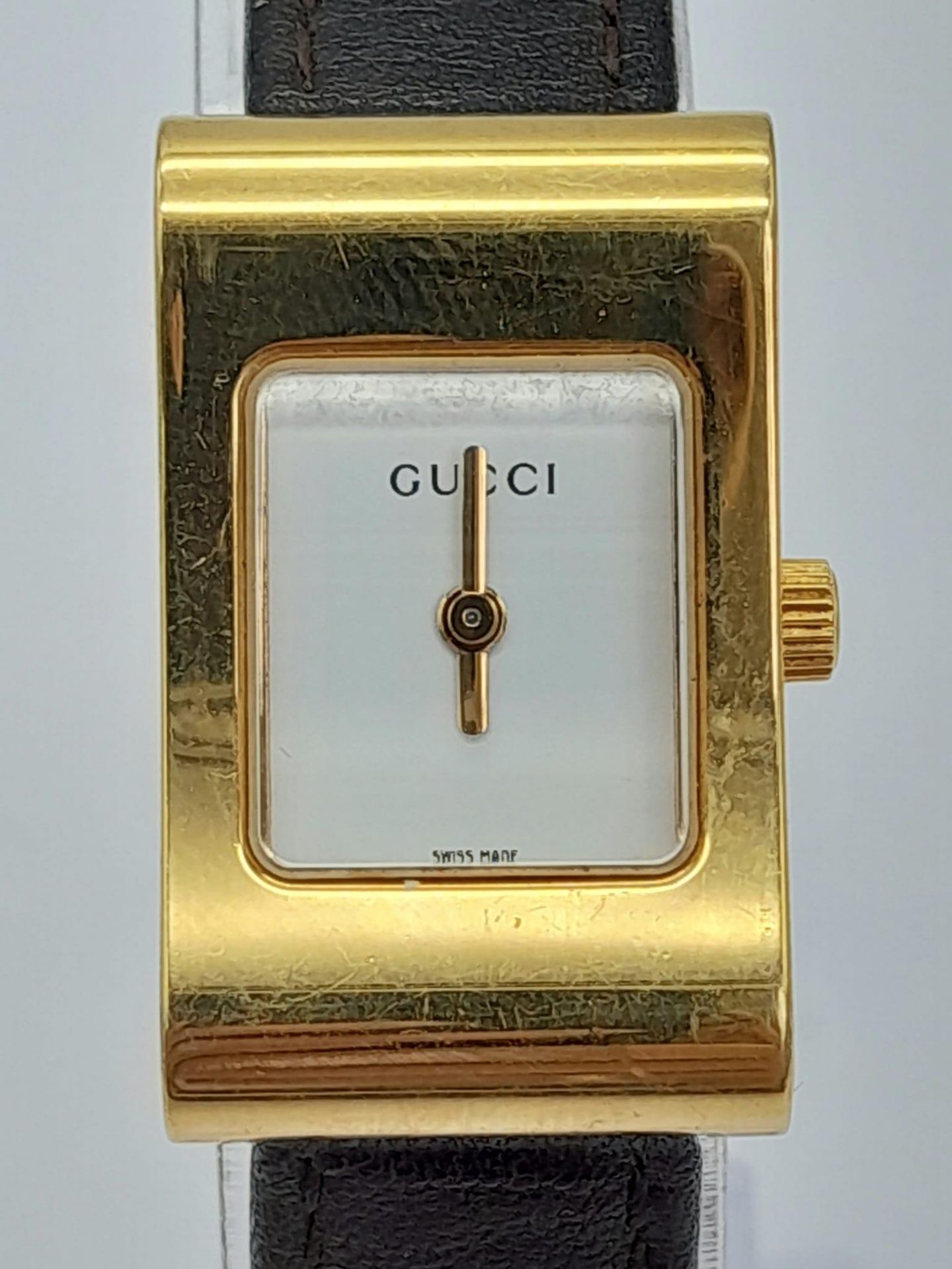 A Gucci 2300L Quartz Ladies Watch. Brown leather strap. Gilded case - 17mm. White dial. In need of a - Bild 2 aus 4