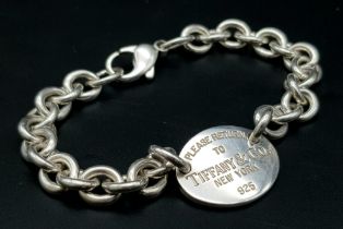 A Tiffany and Co. Sterling Silver Bracelet. 17cm length. Comes with a Tiffany pouch. Ref: 016080